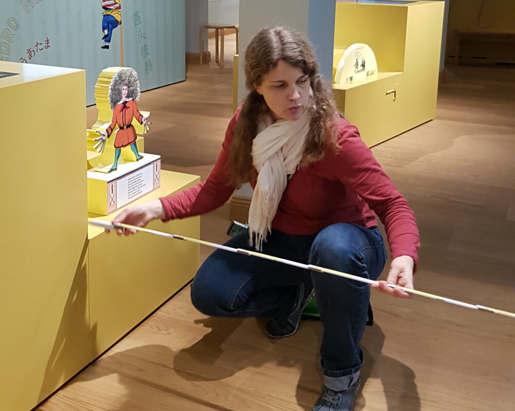 Gisela Moser beim Ausmessen im Struwwelpeter-Museum