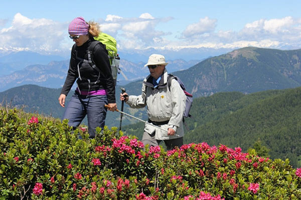 Gisela Moser führt einen Blinden bei einer Bergwanderung