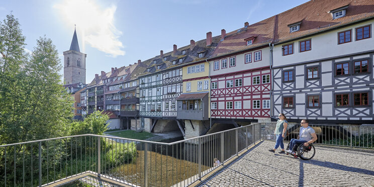 Kraemerbruecke-Barrierefrei3_lowres Bunte Häuserzeile aus Fachwerk über einem Fluss