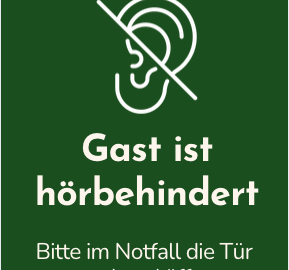 Türhänger mit der Aufschrift: Gast ist hörbehindert. Bitte im Notfall die Tür umgehend öffnen und informieren! Klopfen und Rufen werden nicht gehört!